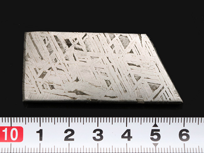 このプレートに壮大なストーリーが潜む!約100万年前にスウェーデンとフィンランドの国境付近に落下した鉄隕石、ムオニオナルスタ(Muonionalusta)。両面ともにウィドマンシュテッテン構造が見られます(その10)
