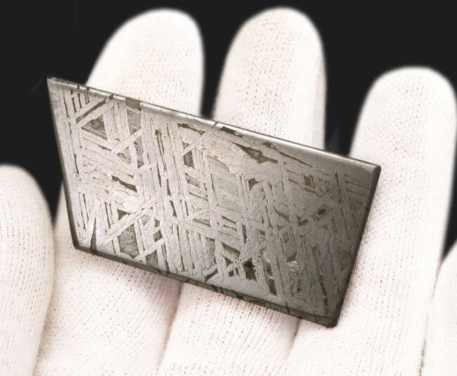 このプレートに壮大なストーリーが潜む!約100万年前にスウェーデンとフィンランドの国境付近に落下した鉄隕石、ムオニオナルスタ(Muonionalusta)。両面ともにウィドマンシュテッテン構造が見られます(その4)