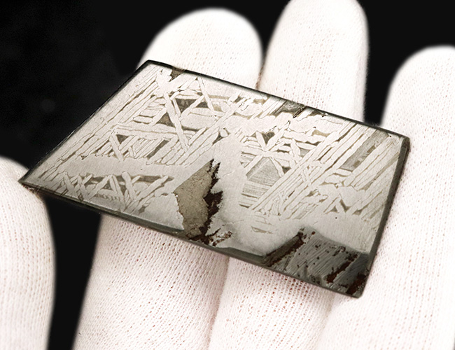 このプレートに壮大なストーリーが潜む!約100万年前にスウェーデンとフィンランドの国境付近に落下した鉄隕石、ムオニオナルスタ(Muonionalusta)。両面ともにウィドマンシュテッテン構造が見られます(その5)