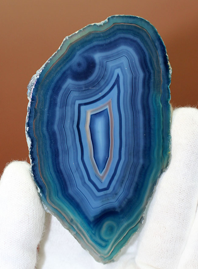 目のさめるような青で彩られたブラジル産天然メノウ（Agate）（その1）