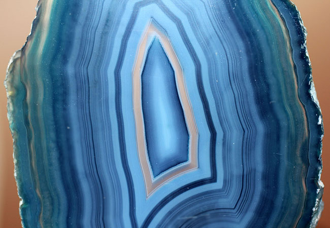 目のさめるような青で彩られたブラジル産天然メノウ（Agate）（その4）
