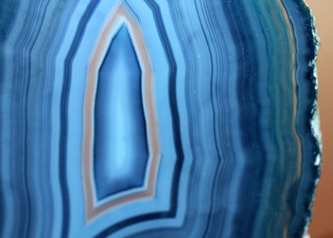 目のさめるような青で彩られたブラジル産天然メノウ（Agate）（その7）