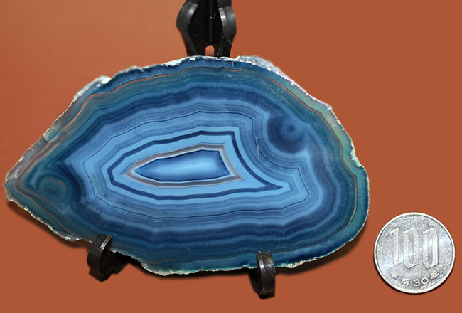 目のさめるような青で彩られたブラジル産天然メノウ（Agate） 鉱物 販売