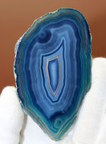 目のさめるような青で彩られたブラジル産天然メノウ（Agate）