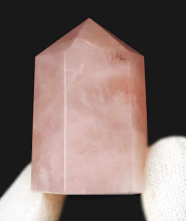 美しい淡いピンクの象徴、愛と美の石 - ローズクォーツ（Rose Quartz