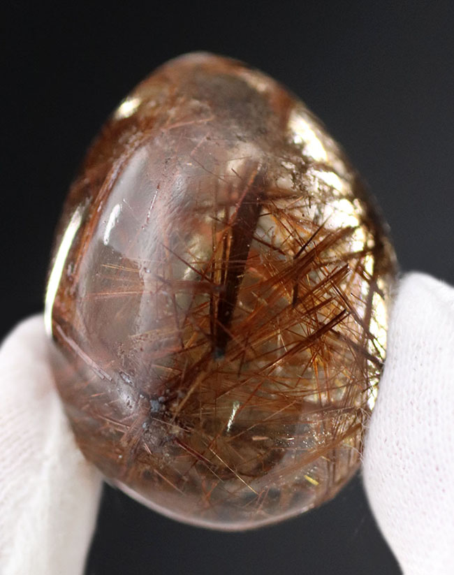 内部に針状の二酸化チタンを多数内包した卵型のルチルクォーツ(Rutilated Quartz)(その1)