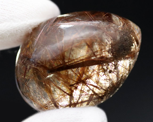内部に針状の二酸化チタンを多数内包した卵型のルチルクォーツ(Rutilated Quartz)(その2)