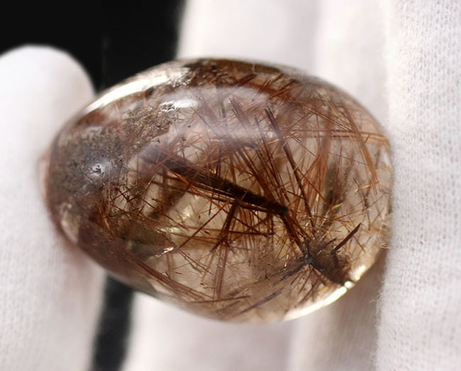内部に針状の二酸化チタンを多数内包した卵型のルチルクォーツ(Rutilated Quartz)(その4)