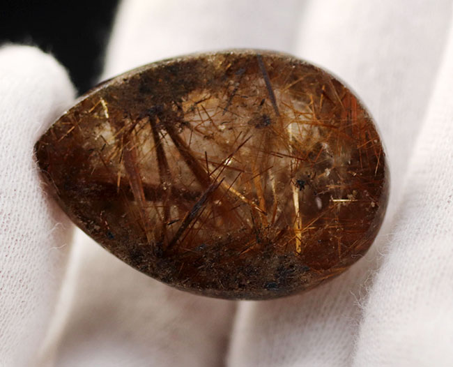 内部に針状の二酸化チタンを多数内包した卵型のルチルクォーツ