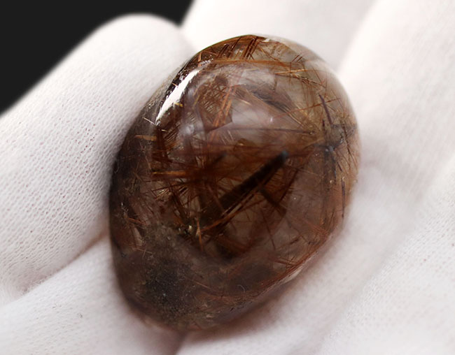 内部に針状の二酸化チタンを多数内包した卵型のルチルクォーツ(Rutilated Quartz)(その6)
