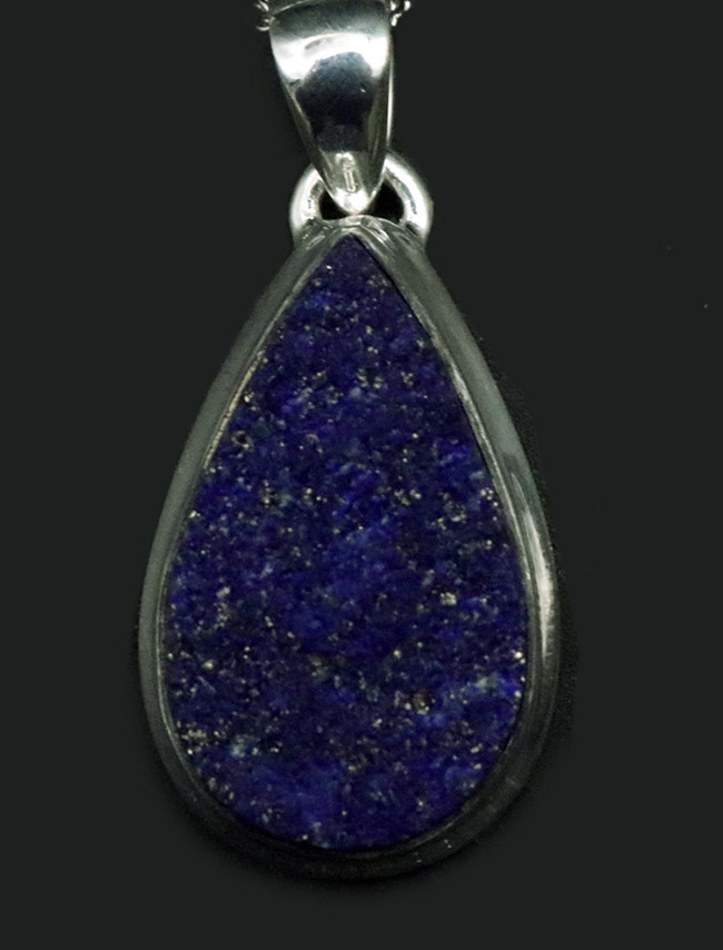 あのファラオのマスクにも使われた神秘的で貴重な石、ラピスラズリ(Lapis lazuli)を使ったペンダントトップ。高品位で知られるアフガン産を使用(その3)