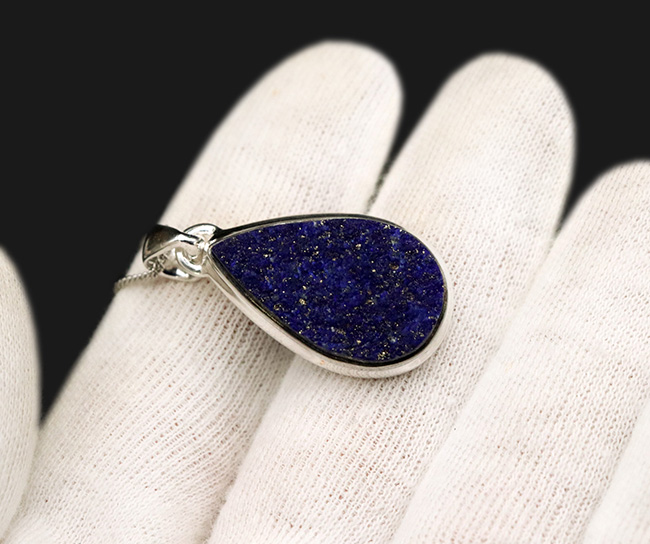 あのファラオのマスクにも使われた神秘的で貴重な石、ラピスラズリ(Lapis lazuli)を使ったペンダントトップ。高品位で知られるアフガン産を使用(その4)