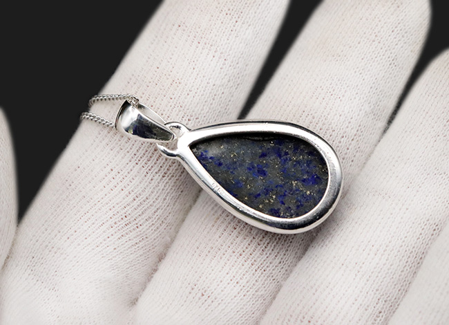 あのファラオのマスクにも使われた神秘的で貴重な石、ラピスラズリ(Lapis lazuli)を使ったペンダントトップ。高品位で知られるアフガン産を使用(その5)