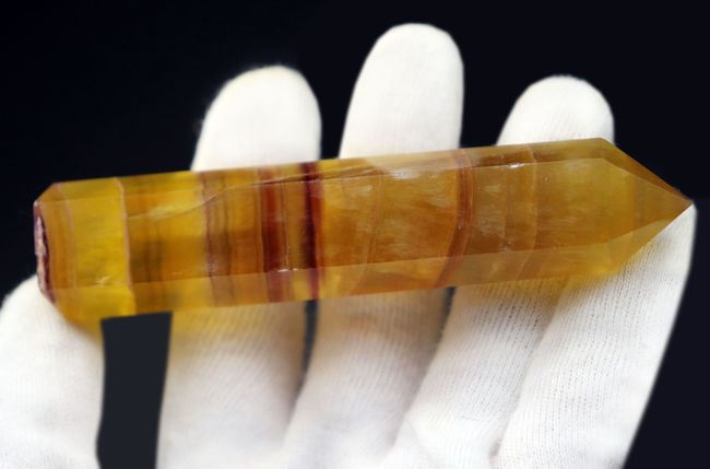 ほぼ全域で柑橘系の美しい黄色を呈する、珍しいイエローフローライト