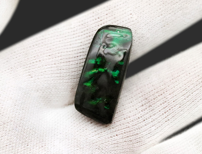 鮮やかなグリーンを呈する、宝石、アンモライト(Ammolite)のピンプローチ(その3)
