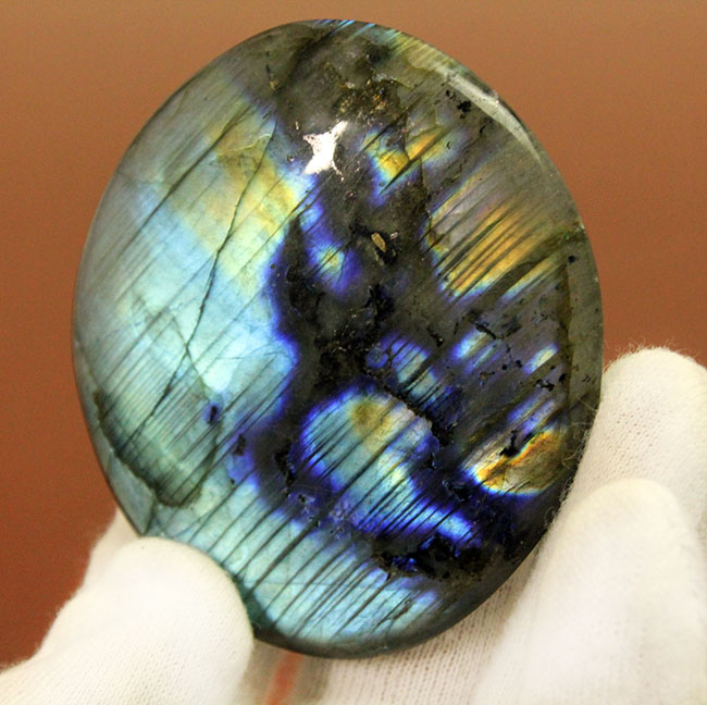 両面ともにラブラドレッセンスを楽しめる、上質なラブラドライト(Labradorite)のカボション(その2)