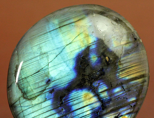 両面ともにラブラドレッセンスを楽しめる、上質なラブラドライト(Labradorite)のカボション(その3)