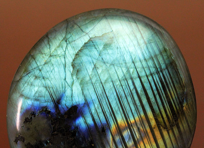 両面ともにラブラドレッセンスを楽しめる、上質なラブラドライト(Labradorite)のカボション(その7)