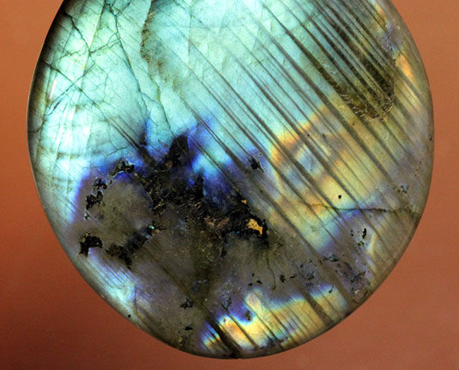 両面ともにラブラドレッセンスを楽しめる、上質なラブラドライト(Labradorite)のカボション(その8)