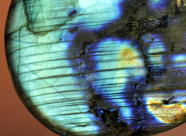 両面ともにラブラドレッセンスを楽しめる、上質なラブラドライト(Labradorite)のカボション(その9)