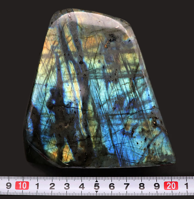 10センチ四方、625グラムのメガサイズ!かつ抜群の遊色を備えたラブラドライト(Labradorite)の厳選品。両面異なるカラーが楽しめる!(その10)