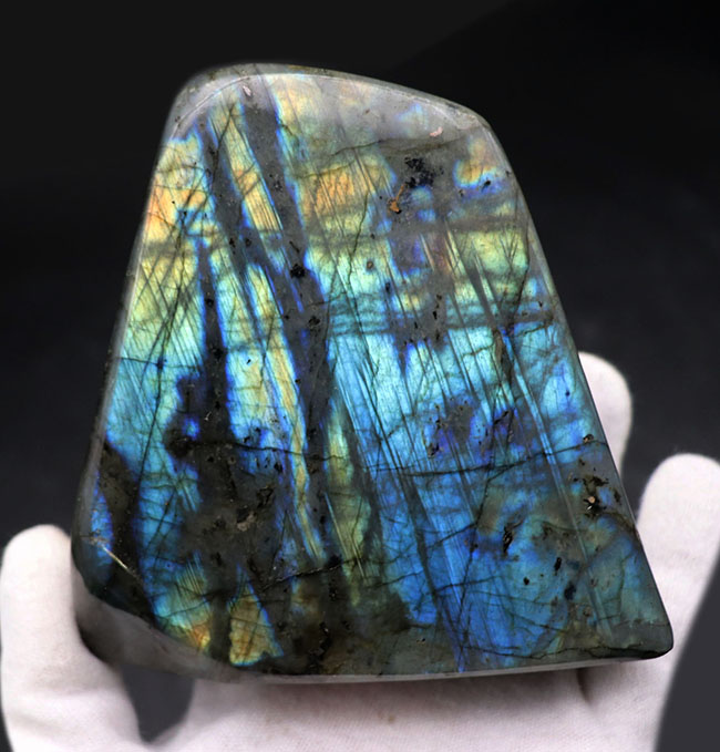 10センチ四方、625グラムのメガサイズ!かつ抜群の遊色を備えたラブラドライト(Labradorite)の厳選品。両面異なるカラーが楽しめる!(その2)