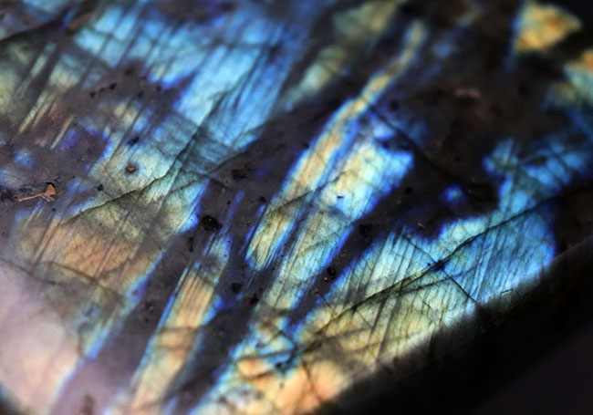 10センチ四方、625グラムのメガサイズ!かつ抜群の遊色を備えたラブラドライト(Labradorite)の厳選品。両面異なるカラーが楽しめる!(その4)