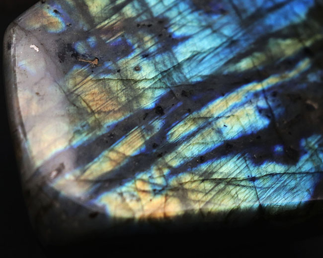 10センチ四方、625グラムのメガサイズ!かつ抜群の遊色を備えたラブラドライト(Labradorite)の厳選品。両面異なるカラーが楽しめる!(その5)