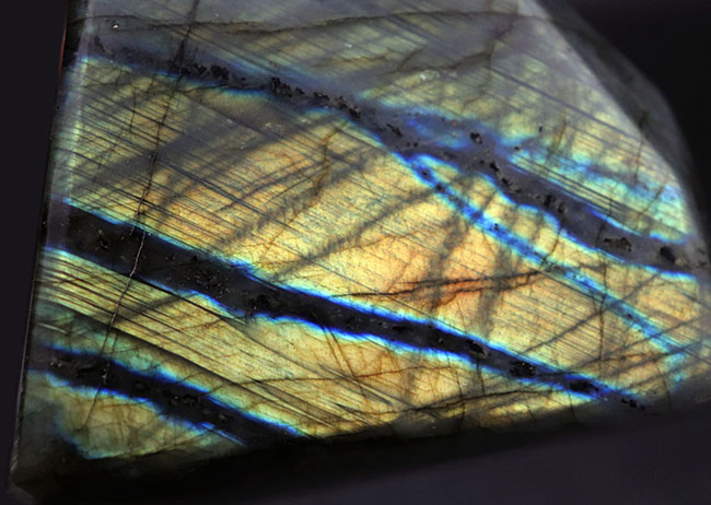 10センチ四方、625グラムのメガサイズ!かつ抜群の遊色を備えたラブラドライト(Labradorite)の厳選品。両面異なるカラーが楽しめる!(その8)