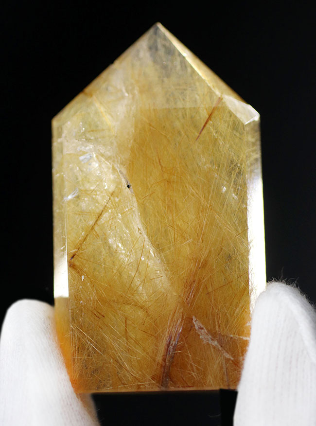 無数に含まれたルチル（二酸化チタン）が黄金色をつくり出した石英結晶、ルチルクォーツ（その1）