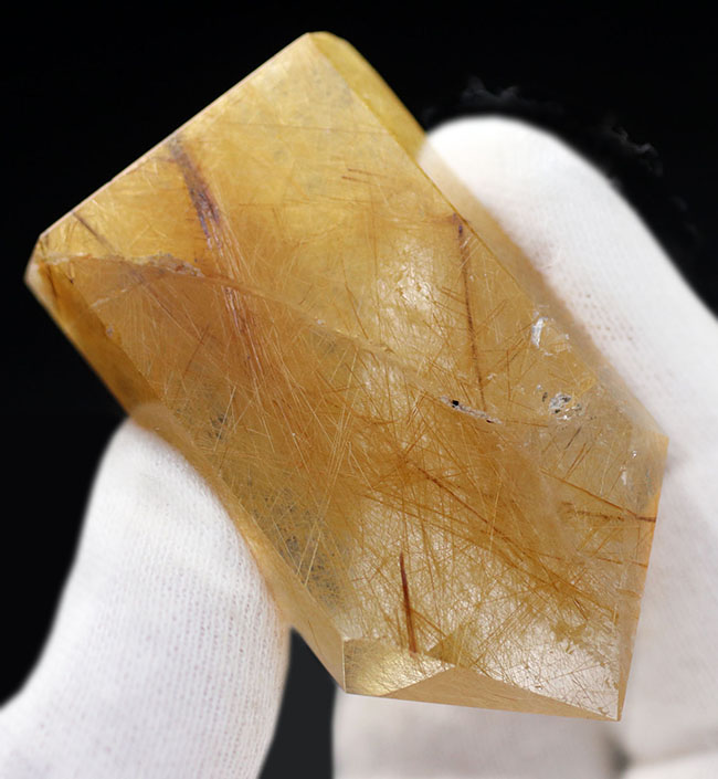 無数に含まれたルチル（二酸化チタン）が黄金色をつくり出した石英結晶、ルチルクォーツ（その2）