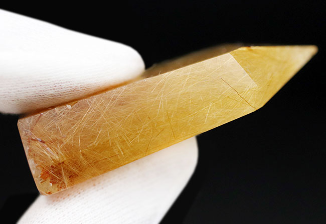 無数に含まれたルチル(二酸化チタン)が黄金色をつくり出した石英結晶、ルチルクォーツ(その4)