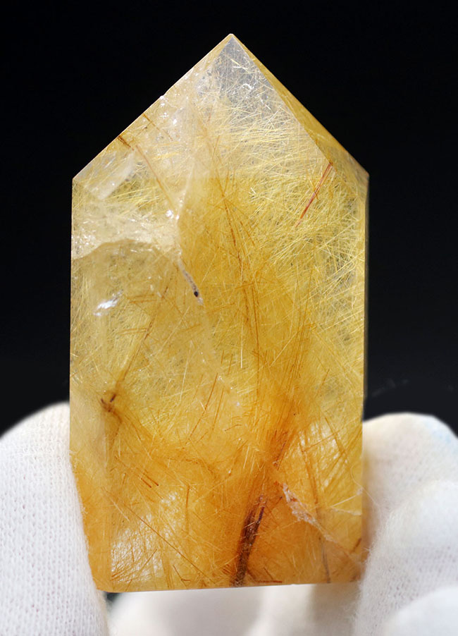 無数に含まれたルチル（二酸化チタン）が黄金色をつくり出した石英結晶、ルチルクォーツ（その5）
