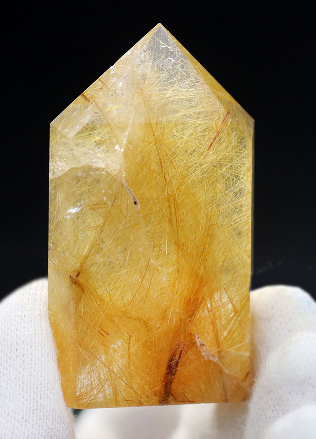 無数に含まれたルチル(二酸化チタン)が黄金色をつくり出した石英結晶、ルチルクォーツ(その5)
