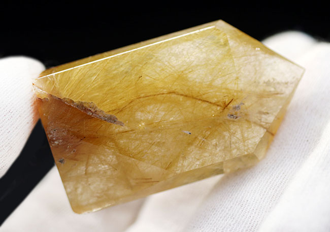 無数に含まれたルチル(二酸化チタン)が黄金色をつくり出した石英結晶、ルチルクォーツ(その7)