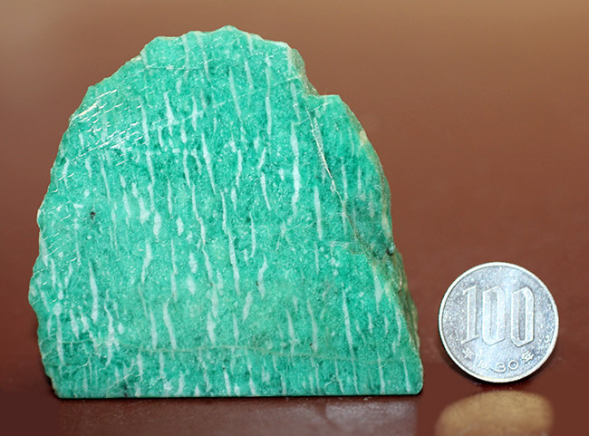 青緑色を呈する美しいアマゾナイト（Amazonite）。ロシア産