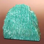 青緑色を呈する美しいアマゾナイト（Amazonite）。ロシア産。