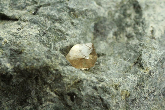 キンバーライトに接着されたダイアモンド原石。（その3）