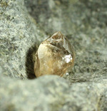 キンバーライトに接着されたダイアモンド原石。