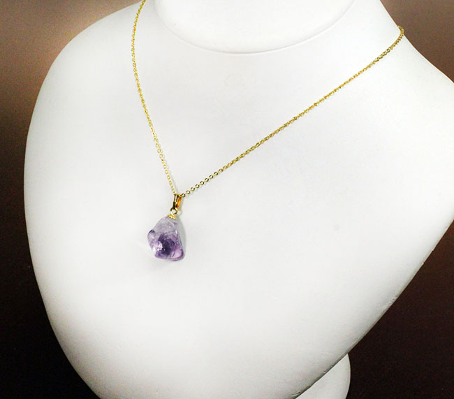 宝石として名高いアメシスト（Amethyst）の原石。紫水晶。（キーチェーン、高級ジュエリーケース付）（その1）