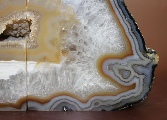 ボールをカットした美しいブラジル産メノウ(Agate)(その18)