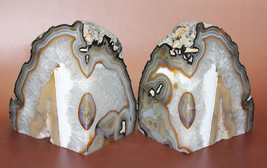 ボールをカットした美しいブラジル産メノウ(Agate)(その2)