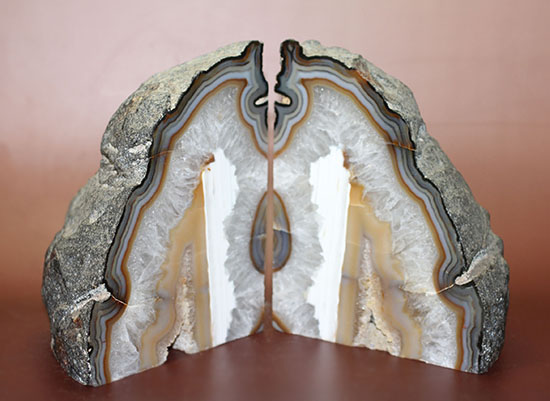 ボールをカットした美しいブラジル産メノウ(Agate)(その6)