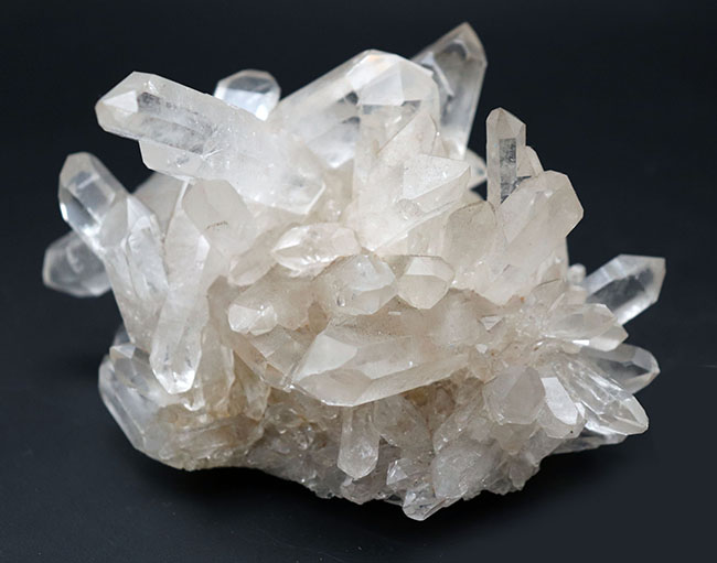 １００％ナチュラル！７００グラムに迫る水晶の結晶。無色透明の純粋なロッククリスタル（その1）