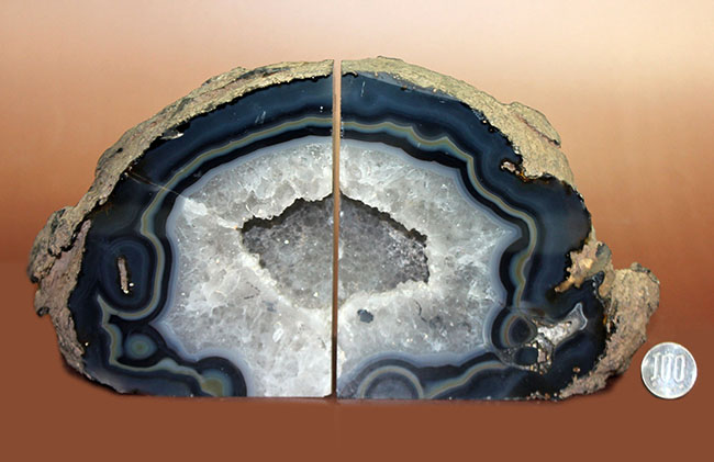 「青色」と一言で呼ばないで？！レーシーなグラデーションブルーが全面を覆う、鉱物メノウ標本（Agate）（その17）