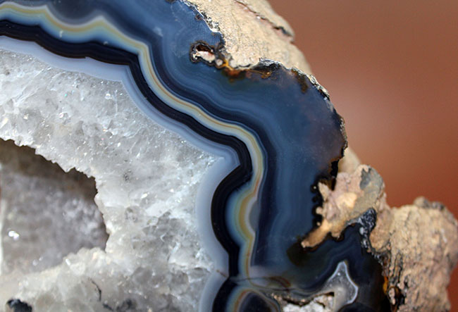 「青色」と一言で呼ばないで？！レーシーなグラデーションブルーが全面を覆う、鉱物メノウ標本（Agate）（その8）