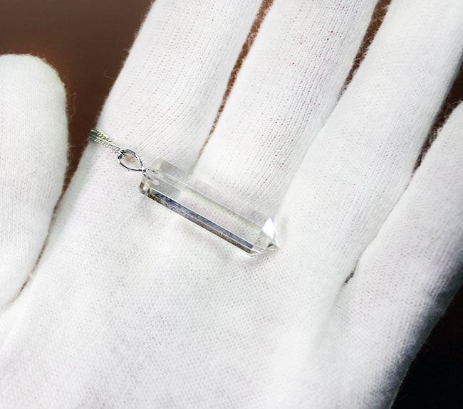 非常に透明度の高い水晶を使ったペンダントトップ。これぞクリスタルロック。（その4）