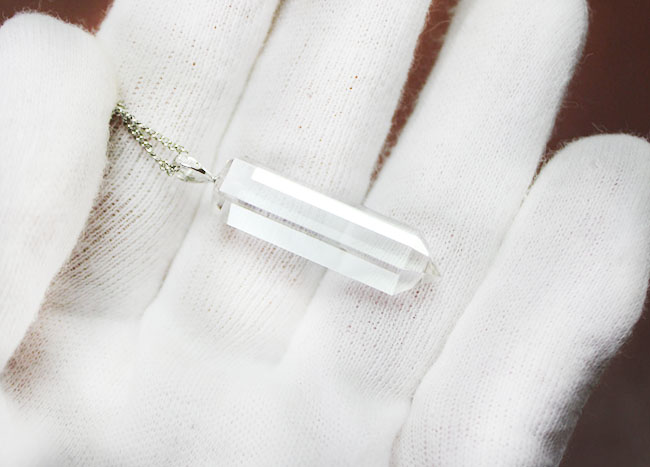 非常に透明度の高い水晶を使ったペンダントトップ。これぞクリスタルロック。（その5）