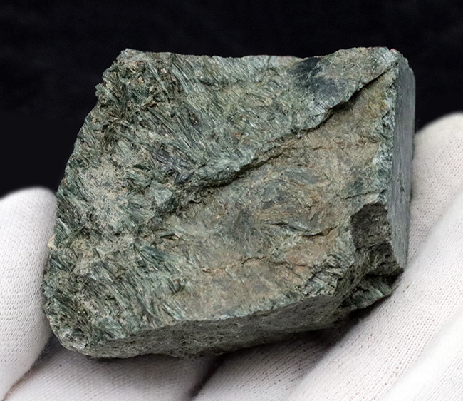 新ひだか町蓬莱山で発見された結晶片岩、陽起石（ようきせき）。光沢のある緑を呈するユニークな石（その3）