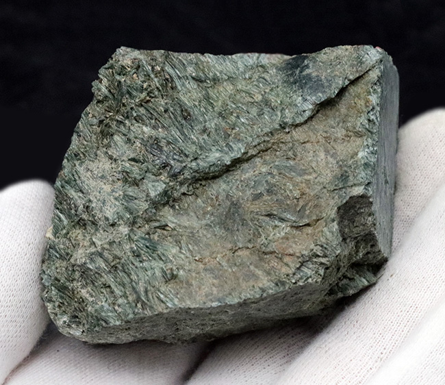 新ひだか町蓬莱山で発見された結晶片岩、陽起石(ようきせき)。光沢のある緑を呈するユニークな石(その3)